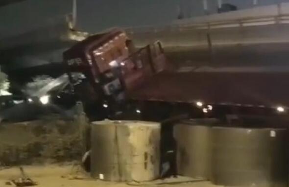 無錫一高架橋發生垮塌導致多輛車被壓,有轎車被壓橋下