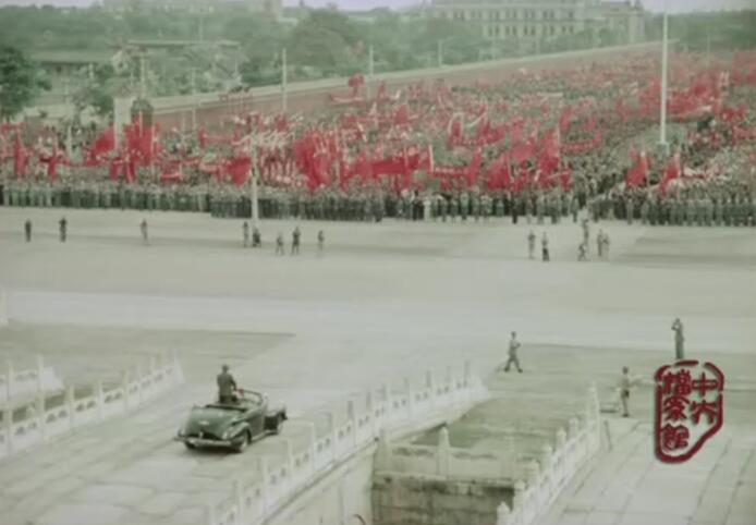 1949年10月1日開國大典,飛機不夠飛兩遍吧!