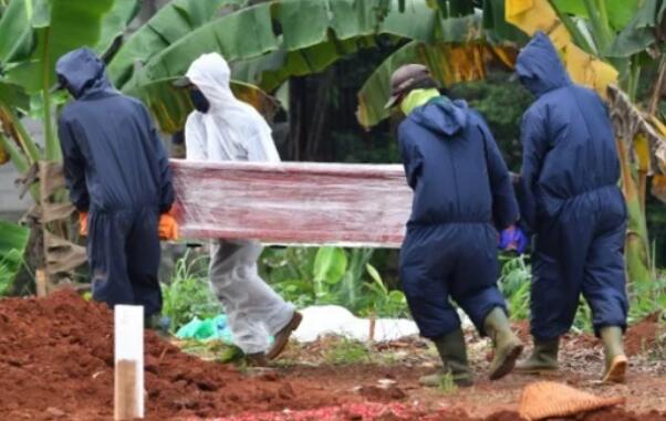 印尼出新招懲罰不戴口罩者,去為新冠肺炎死者挖墳墓