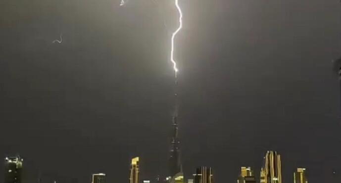 世界第一高樓被閃電擊中